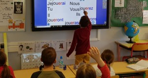 écran interactif pour éléves en classe et à distance