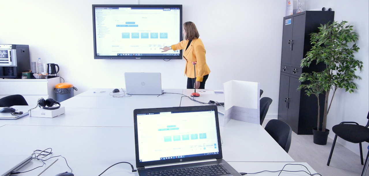 Ecran interactif dans une salle de formation avec screenshare
