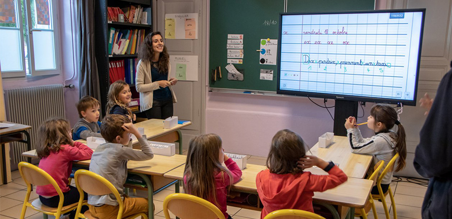 écran tactile mobile sur roulettes à l'école