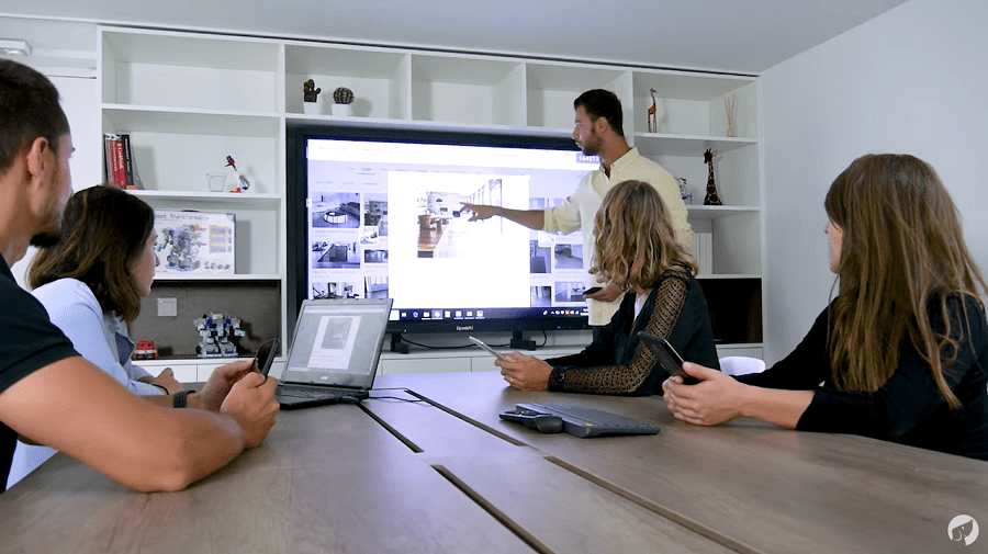 aménagement écran tactile dans un meuble