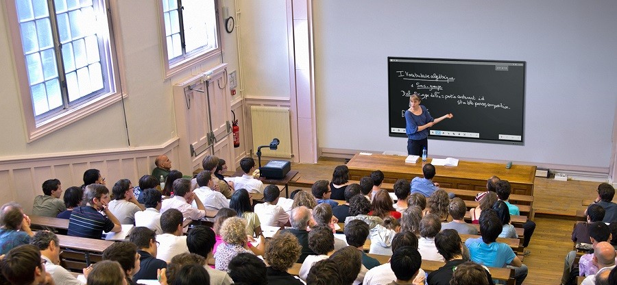 écran numérique interactif dans amphithéâtre d'université