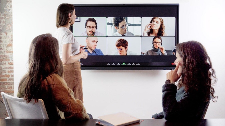 un écran de visioconférence dans une salle de visioconférence épurée moderne