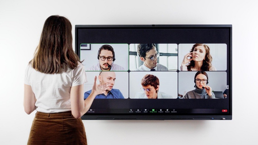 un écran interactif dans une salle de visioconférence