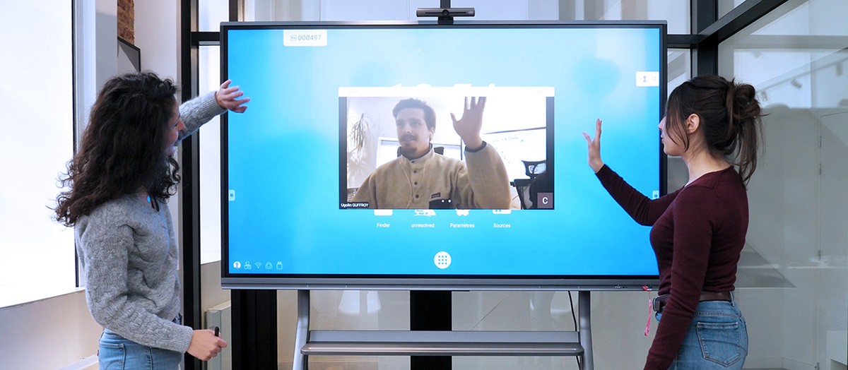 un écran interactif dans une salle de visioconference