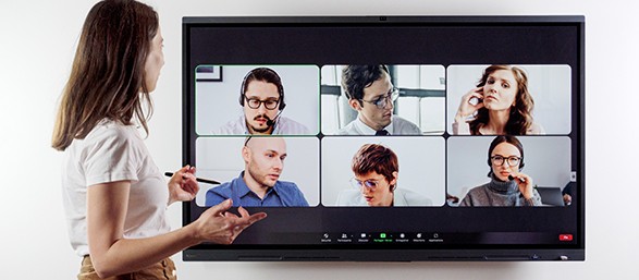 un écran interactif dans une huddle room, petite salle de réunion