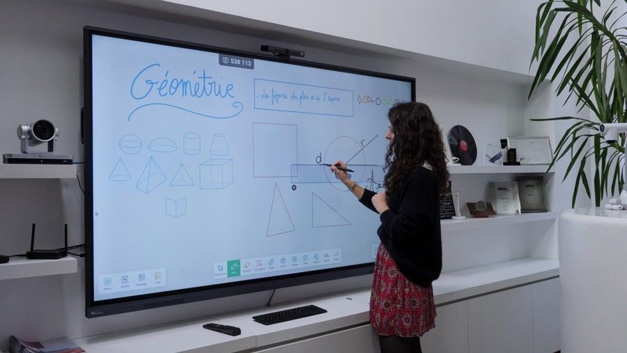 partager son cours sur tableau blanc grâce au Cloud sur écran interactif