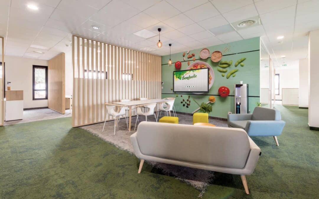 Glückliche Kundschaft: Was Digital Signage für Hotels und den Einzelhandel tun kann