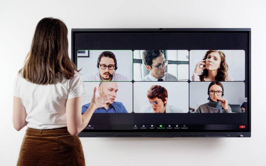 Die Zukunft ist digital: wie digitale Tafel und Videokonferenzsystem zum kollaborativen Arbeiten beitragen