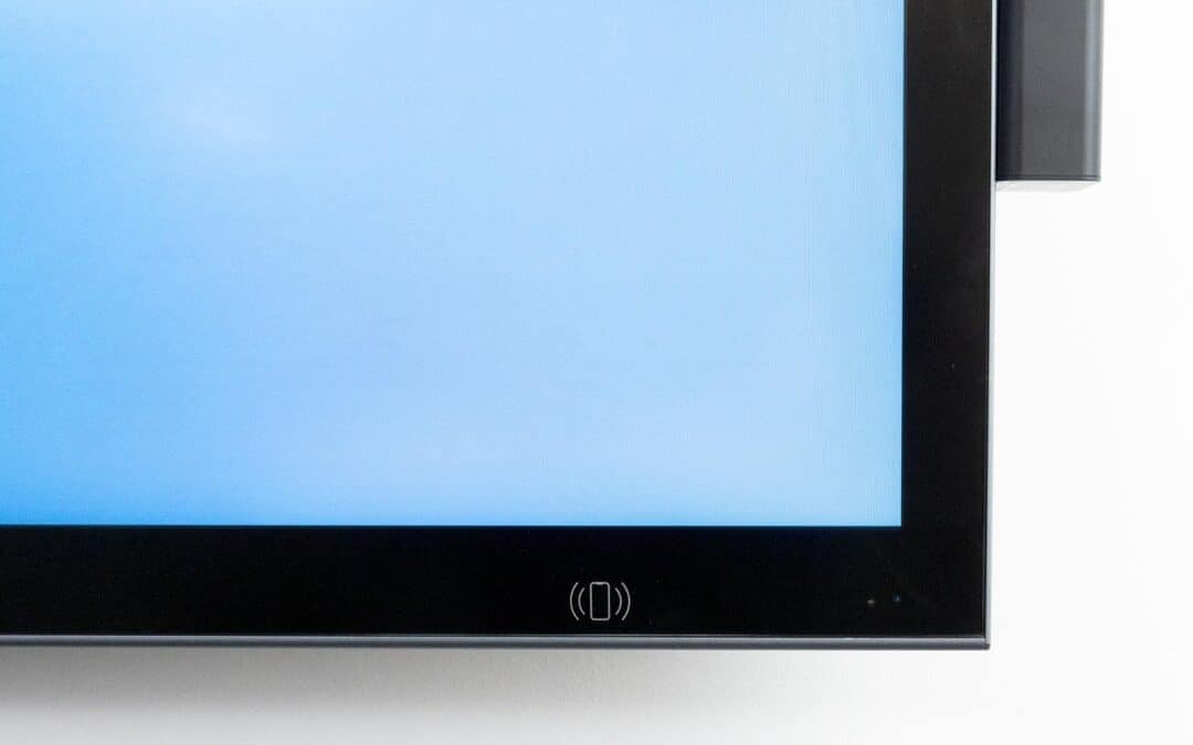 Screen und Monitor mit Touch-Display: Große interaktive Bildschirme mit Windows für die Industrie
