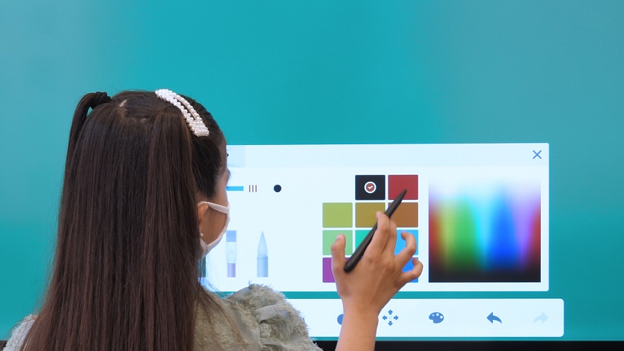 the digital interactive whiteboard, a comfortable solution for teachers and students