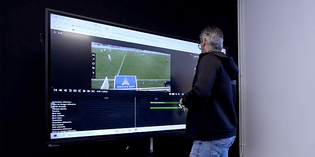 Former les jeunes footballeurs avec un écran interactif Speechi