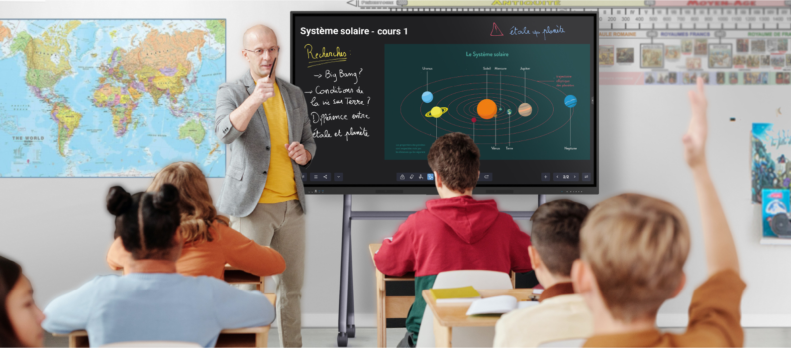 Enseignant donnant cours devant un tableau interactif Speechi infrarouge