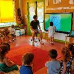 a kindergarten class in front of an interactive screen Photo : Primàbord