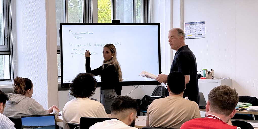 Einsatz der interaktiven Tafel Speechi in der beruflichen Lizenz in Bank- und Versicherungswesen an der Universität Lille