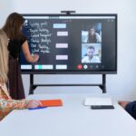 Une pantalla interactiva en empresa para videoconferencias dinámicas