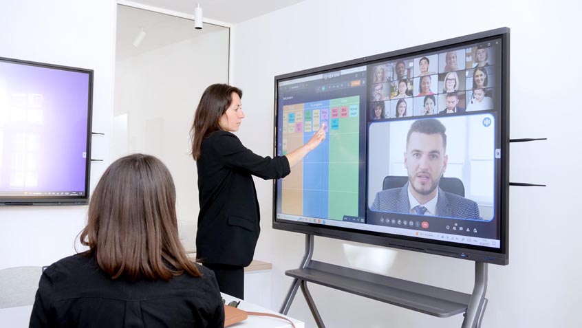 Un sistema de videoconferencia conecta virtualmente a varias personas a través de Internet