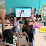 L'écran avec surface tactile pour école primaire