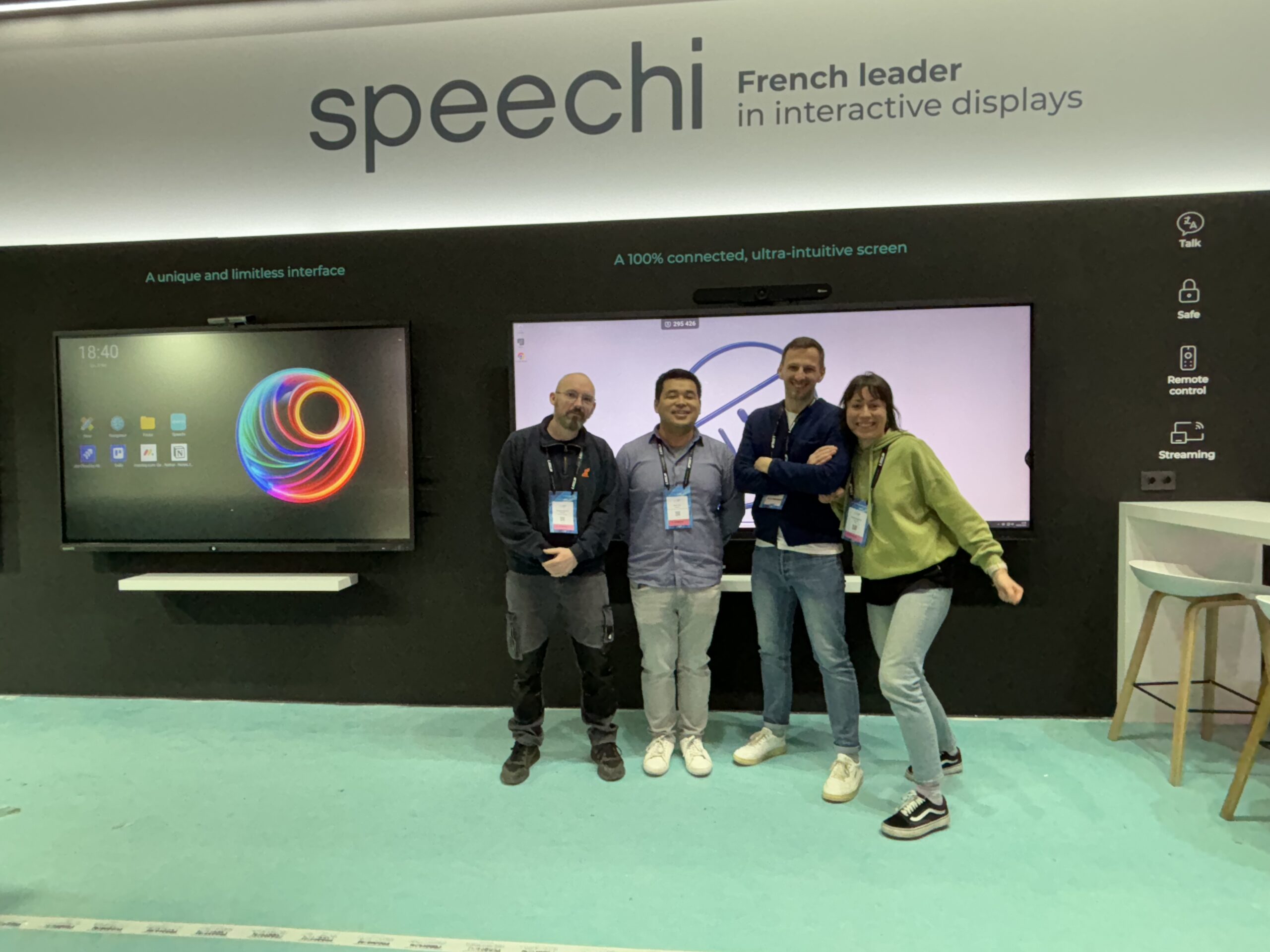 Equipe speechi à l'installation des écrans à l'ISE