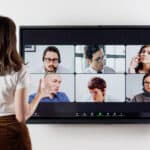 L'écran avec surface tactile pour visioconférence