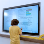 Utiliser les écrans Speechi pour fournir une interface digitale enfant en école