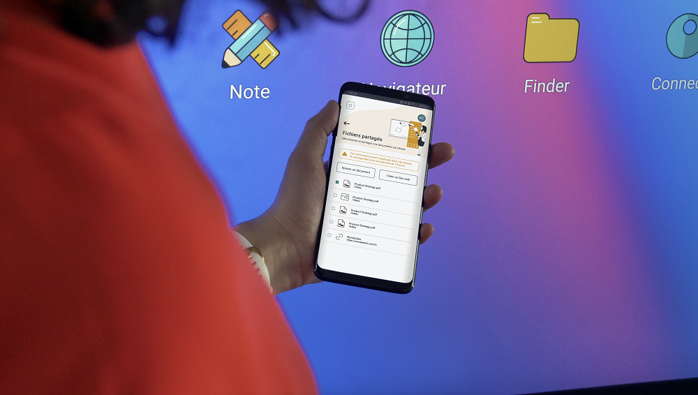 La solution pour connecter smartphone et écran interactif