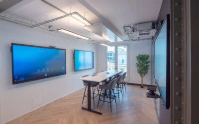 Salle de réunion avec écran multiple