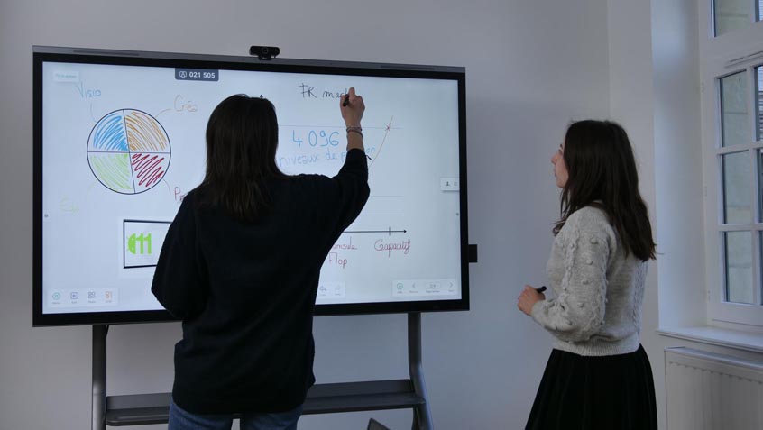Découvrez un article regroupant toutes les astuces et critères pour choisir l'écran de sa salle de réunion, par les experts français Speechi.