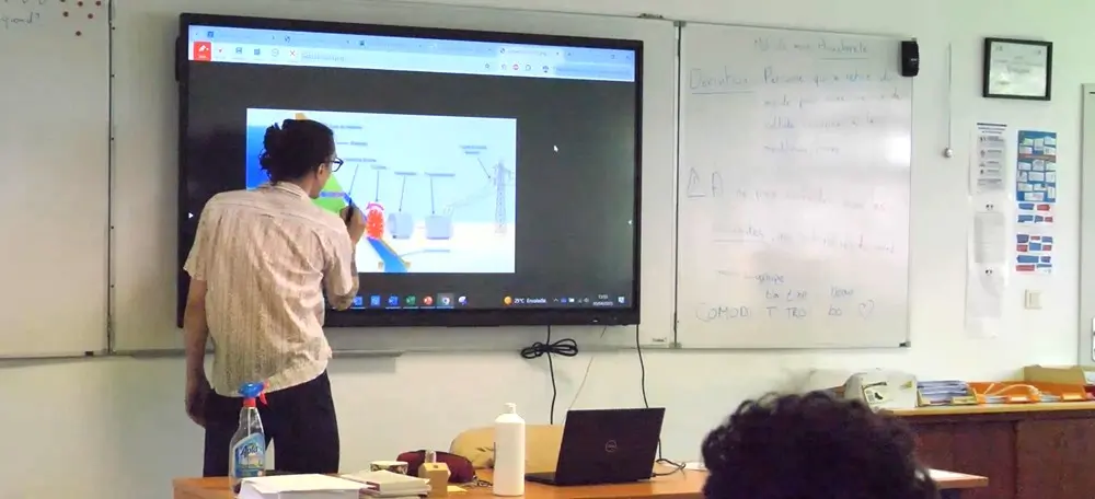 Annotate images on the interactive display Annotate images on the interactive display