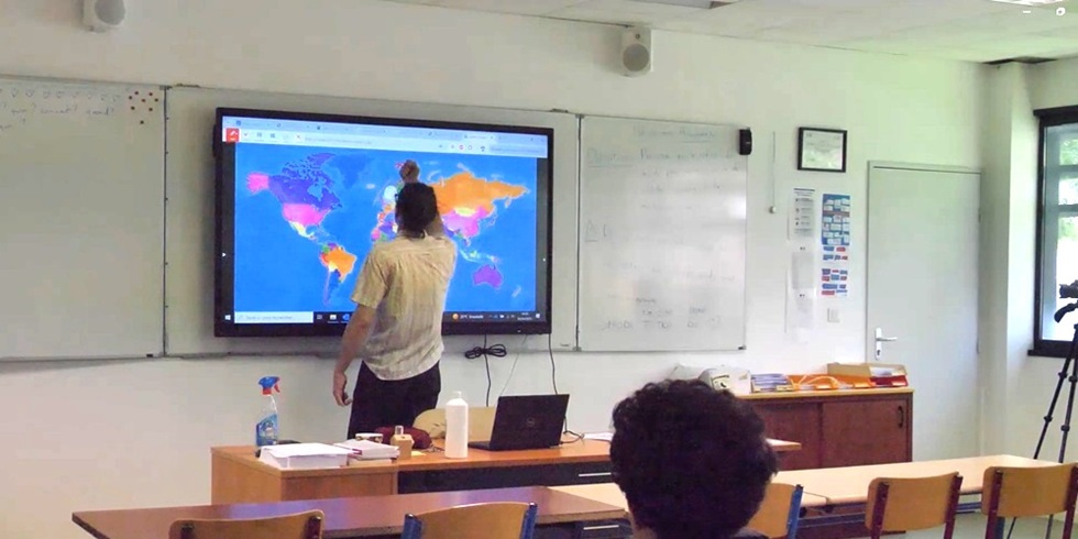 Eine Landkarte auf dem interaktiven Bildschirm im Klassenzimmer mit Anmerkungen versehen Eine Landkarte auf dem interaktiven Bildschirm im Klassenzimmer mit Anmerkungen versehen