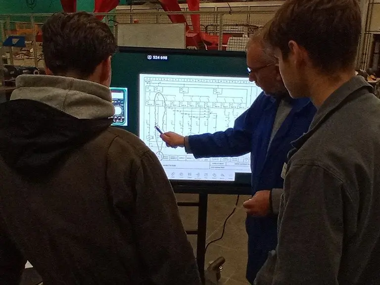 Pizarra blanca Nota de la pantalla interactiva Speechi en un instituto de formación profesional.