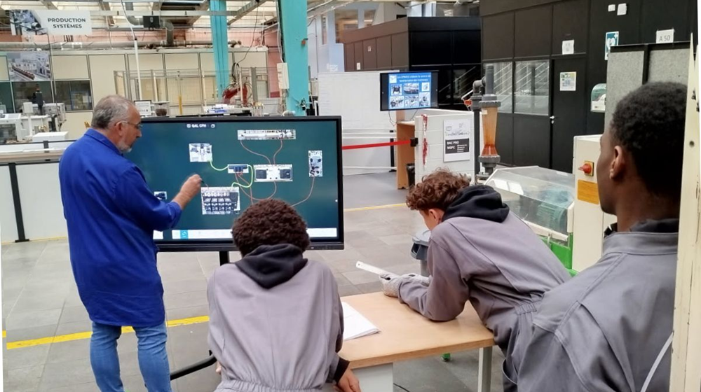 David Hericher teaches industrial maintenance to his students on a Speechi interactive screen.