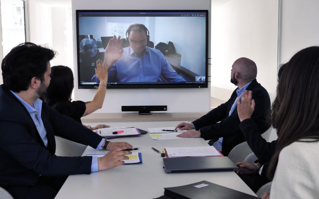 Un écran visio professionnel de grande taille