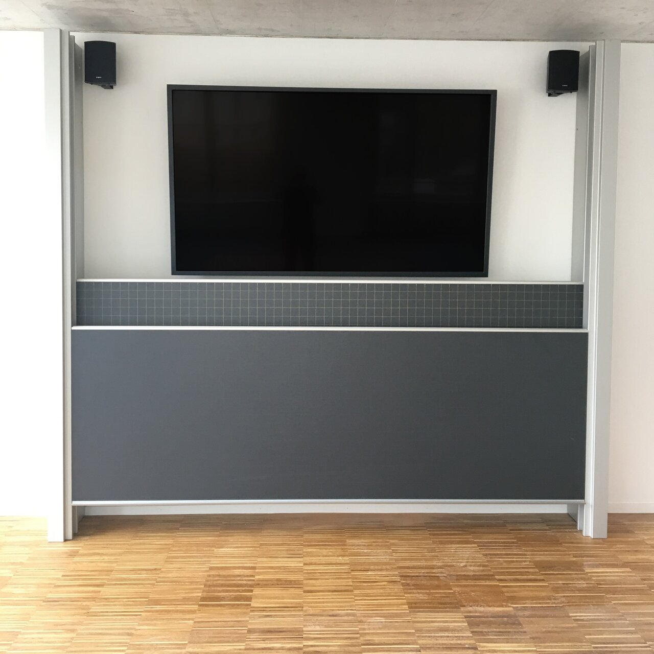 Le tableau à pylônes pour allier tableaux traditionnels et écrans interactifs Speechi