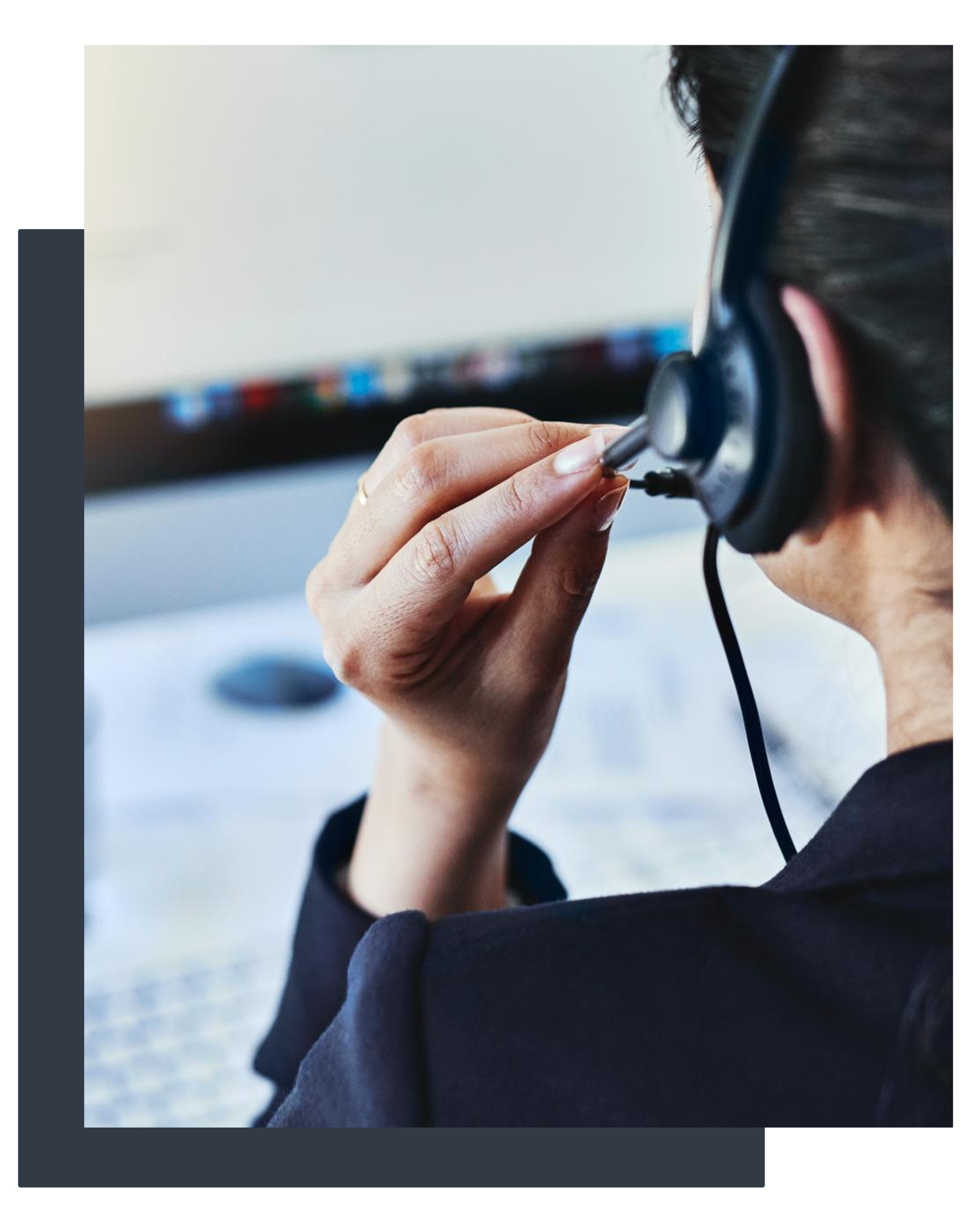 L'utilisateur écrit d'une main et repose la paume de l'autre main sur l'écran pour prendre appui