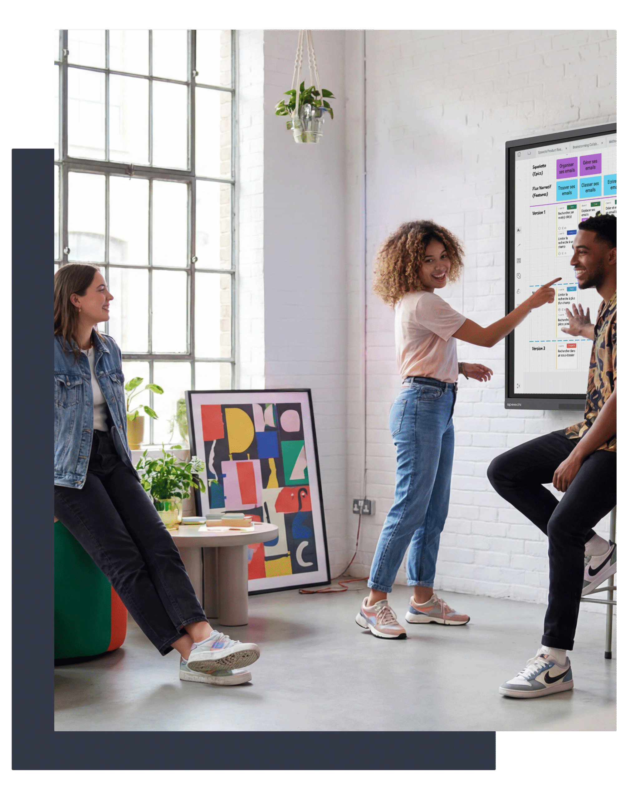 Équipe collaborative utilisant le format portrait du paperboard numérique pour structurer un projet complexe.