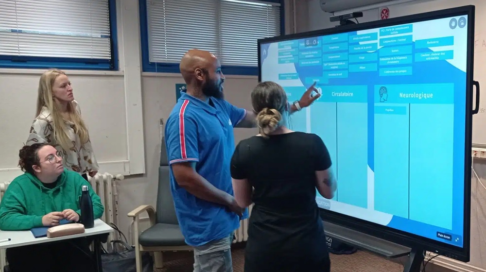 formation-ambulancier-IFA-brest-ecran-interactif-speechi-1000×560