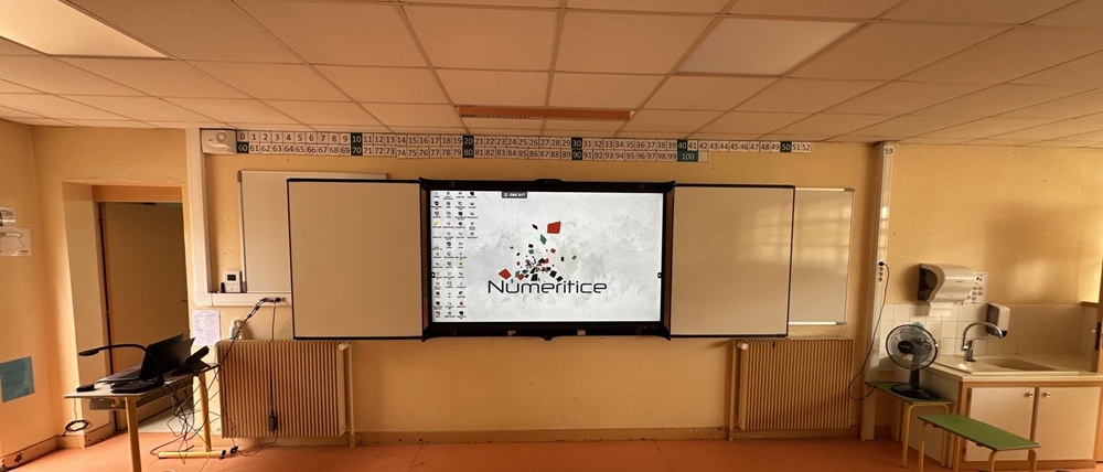 Installation par notre partenaire Numéritice d'écrans numériques interactifs Speechi Essential 86 pouces