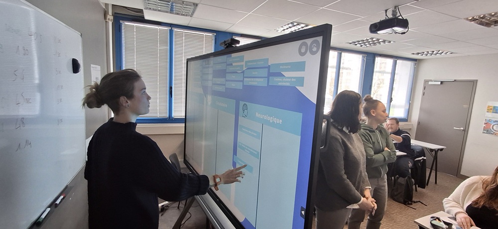 Des exercices en collaboratif sur l'écran interactif Speechi